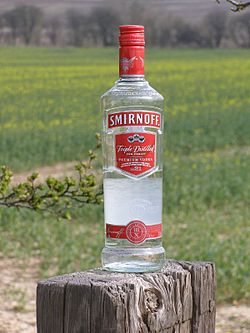 Бутылка  водки  «Смирнов»  с  современным фирменным  логотипом 